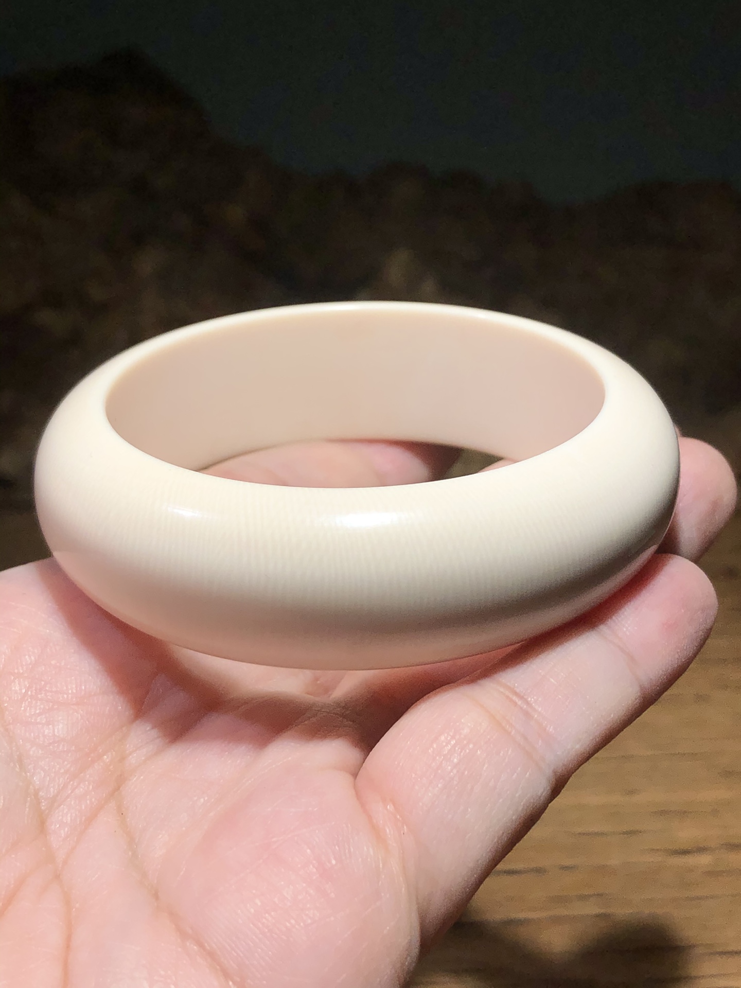 《貴妃扁鐲》精選滿紋冰料，水潤(rùn)細(xì)膩，紋路飽滿！